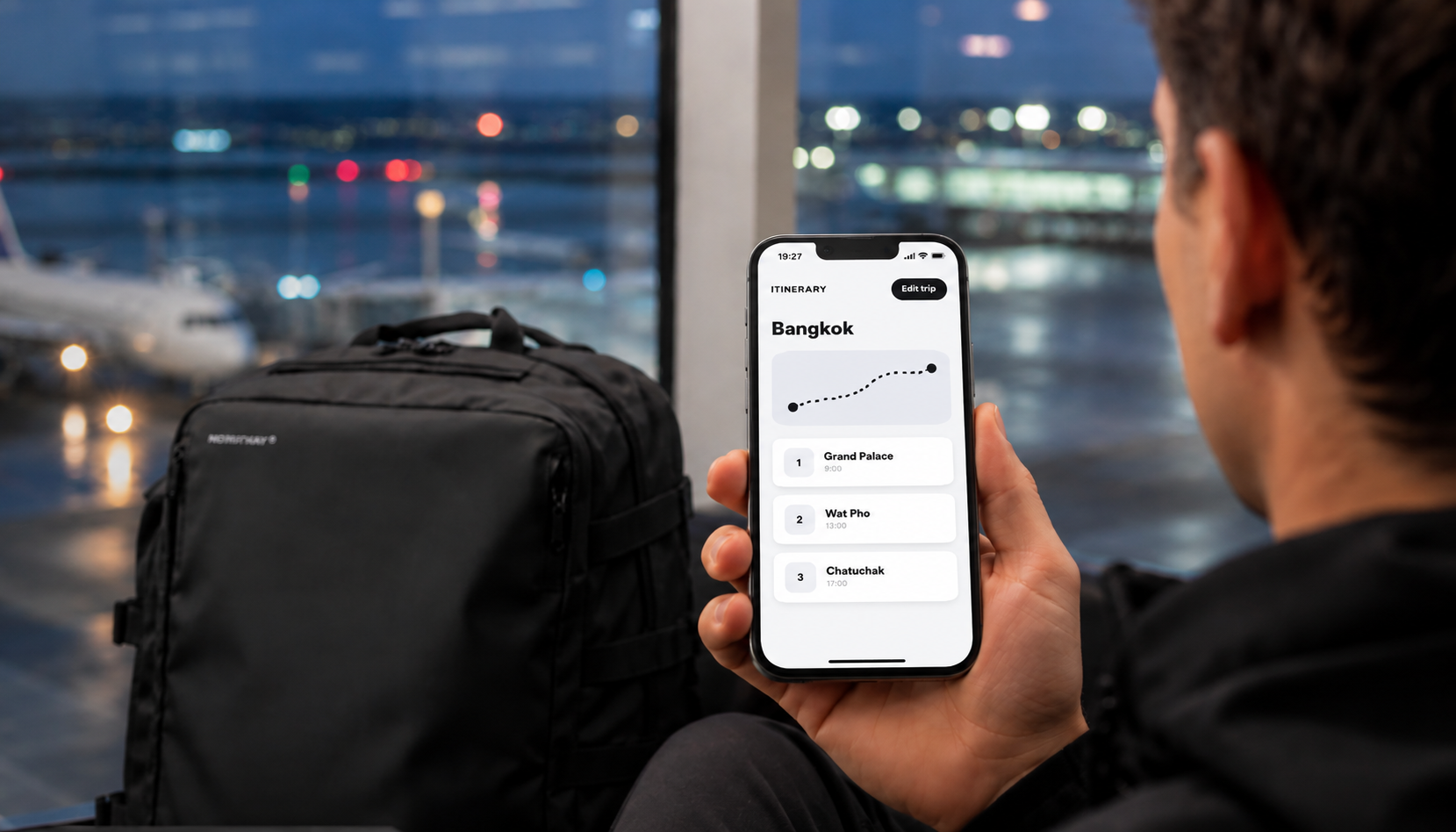 Voyageur consultant son itinéraire REVENTURY à l’aéroport